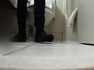 バスルームでウェイトレスオナニー靴遊び