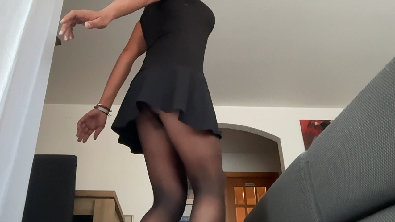 Mariquita sexy en nylon y tacones altos sacude su lindo culo por ti