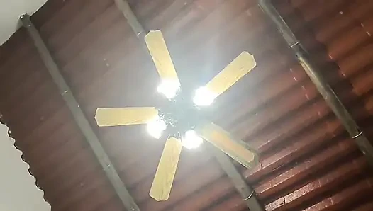 Bir partiye gittik ve Riva iç çamaşırı giymiyordu ve sonunda odalardan birine düştük