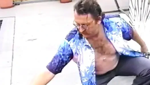 Olgun adam birkaç oyuncu kızın yalamasını ve ovmasını izlemeyi seviyor