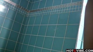 Zierliche Brünette Solo-Szene unter der Dusche