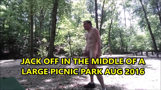 Jo in un'area picnic normalmente affollata nel parco pubblico