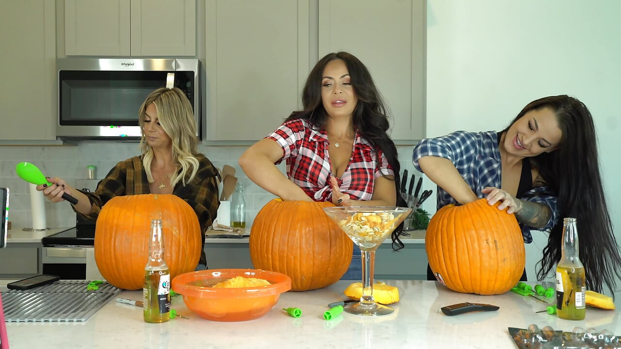 Kiki Mariah_970 Evelin Carve Pumpkins Nude Photoshoot After