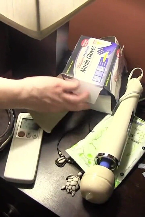 She puts on her gloves and starts the pussy show