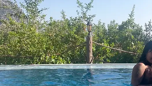 Untreu Zu Meinem Mann Mit Der Riesigen Nachbarin Yasmina Khan Im Pool