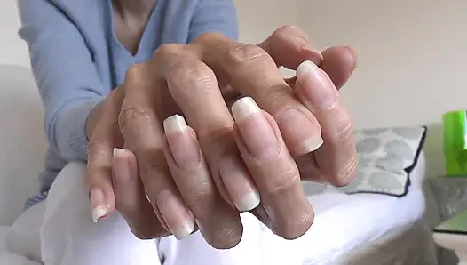 Elegante Sommerhände und lange Fingernägel, Präsentiert von Lady victoria Valente
