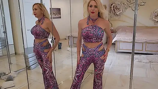 Kate Monroe примеряет сексуальные платья