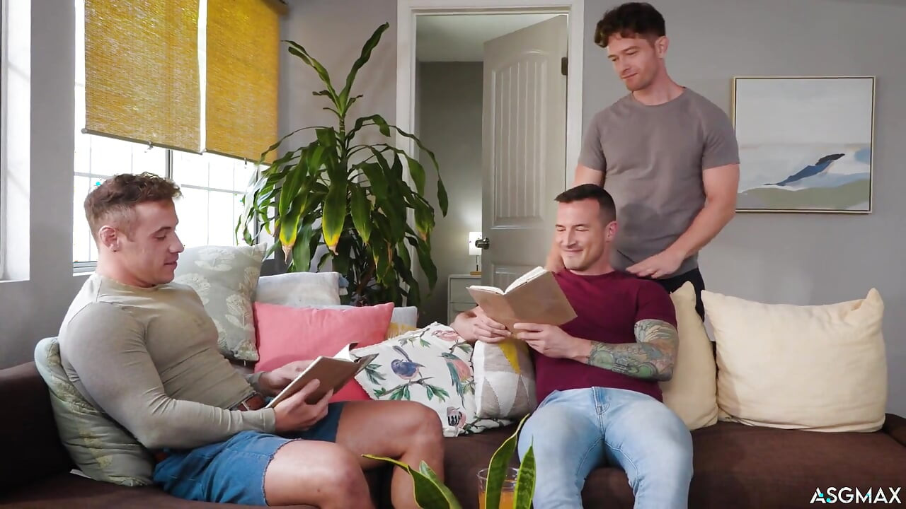 Asgmax - Jock Free Uses Tatted Hunk During Book Club