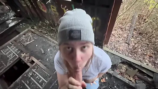 Maja занимается сексом в старом поезде, который не был частью плана