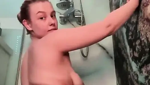 Tolle Show in der Dusche mit Nachee.
