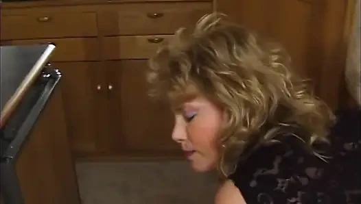 Секс в машине с блондинкой-пумой, которая любит камшот на лицо