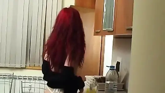 Emo kız mutfakta mastürbasyon yapıyor