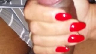 Masturbación con la mano con uña roja