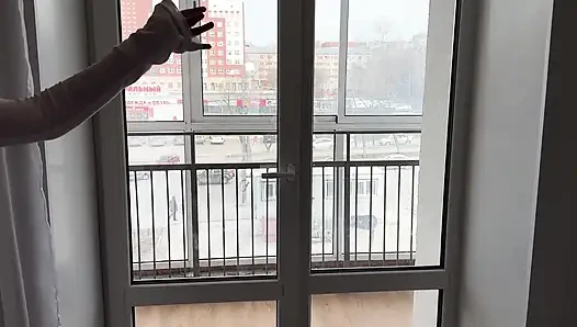 Sürtük emlakçı müşterisiyle yatağı test ediyor. Büyük boşalma