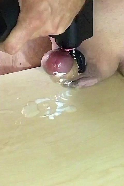 用发圈和震动棒自慰来射精!