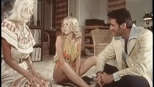 Dua cewek hot rambut pirang lagi asik ngentot tubuh aduhai mereka dan ngentot sama dua kontol sekaligus