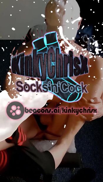 KinkyChrisXは彼の黒い膝の靴下に絶頂
