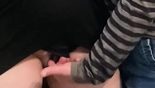 Gadis mesum ini lagi asik fingering memeknya di depan umum