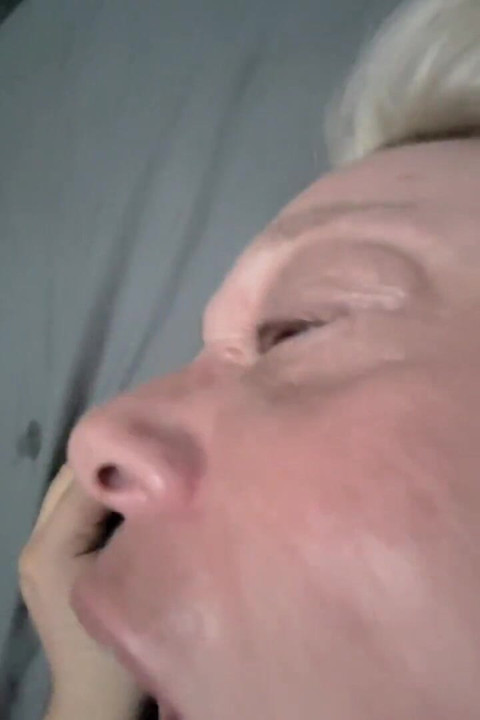 Een goede, wilde neukpartij waarbij hij mijn poesje en mijn kont vernielt als een goede vrouw