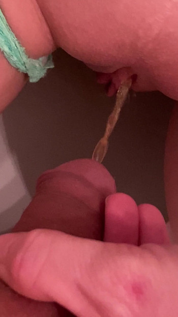 Must-see moment from "Pissing 💦on my girlfriend pussy lips while she pee on toilet"