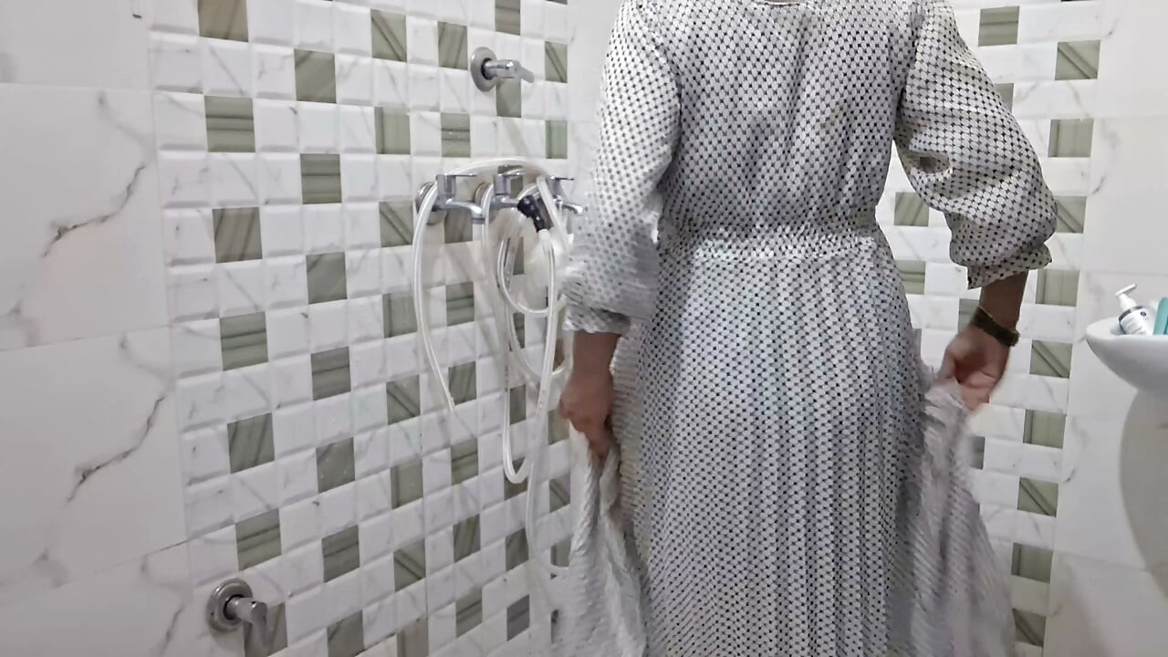 La cuñada cogida desnuda en el baño