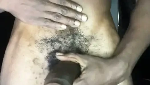 Gri iç çamaşırlı büyük zenci yarağı ellerinde patlayana kadar yarağı okşuyor