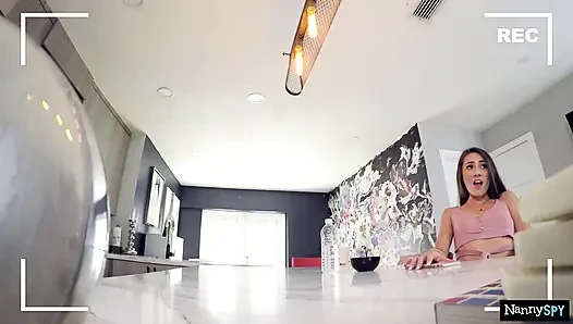Dadı stresli babayı sakinleştirmesi gerektiğinde ...