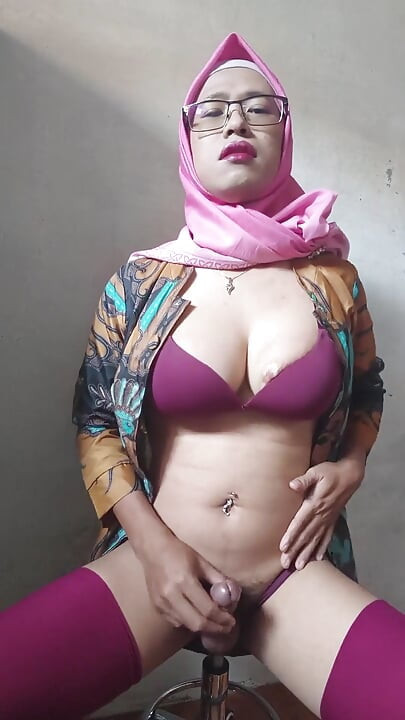 हिजाब शिमेल तिचा मोठा लंड झटकून काढताना
