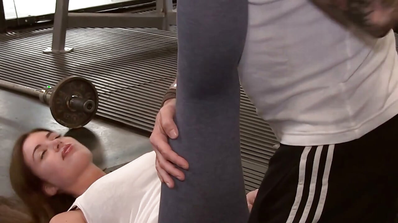Perversa babes Scen-2 bystig brunett April Blå älskar att knulla i gymmet