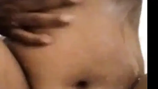 Индийская девушка дези купается в ванной - горячее ASMR видео