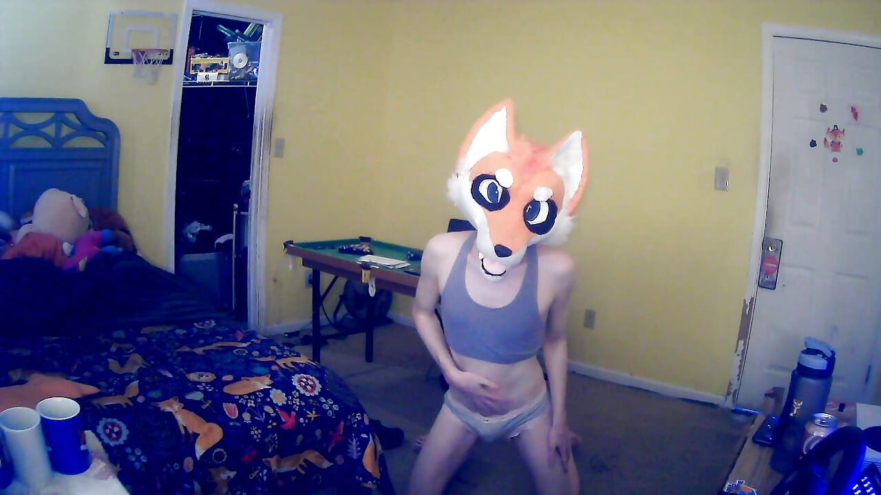 Slatki femboy Foxxo skida se za tebe