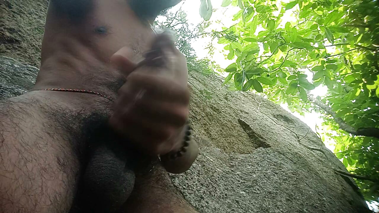 Rapaz gostoso a masturbar-se no fundo