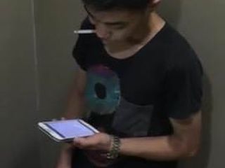 Un garçon asiatique surpris en train de se branler et de jouir dans les toilettes