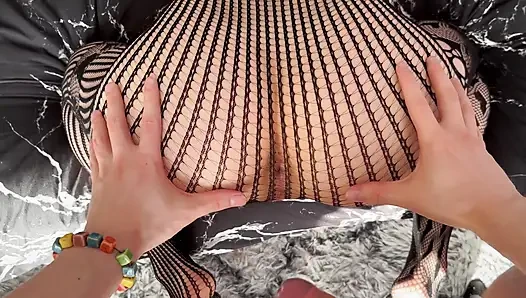 Rauer Anal Einer Gotischen Schlampe, Klaffender Großer Hintern in Zerrissenen Strumpfhosen. Teil 2