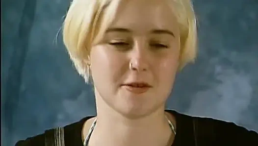 Она симпатичная немецкая тинка, которая любит позировать в нижнем белье