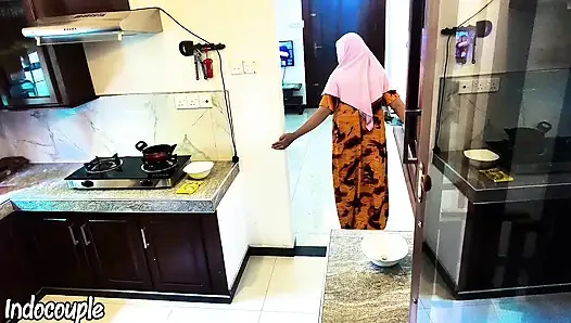 Die hijabtragende Schwägerin ruft die Frau ihres Bruders, um nachzusehen, warum das Gas nicht funktioniert. Das frisch vermählte Paar genießt es in der Küche
