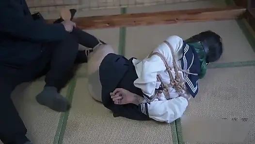 Xr65-okul üniformalı kız ayaklarını gıdıkladı.