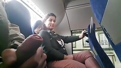 Un voyeur séduit une MILF pour sucer et branler sa bite dans un bus