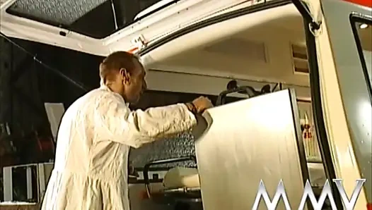 Ateşli kızıl saçlının ambulansta sikiştiği retro sahne