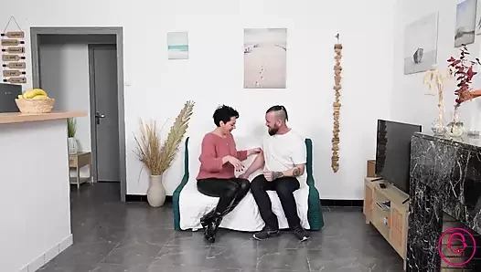Azgın Fransız orta yaşlı seksi kadın sırılsıklam oluyor ve hepsini yutuyor