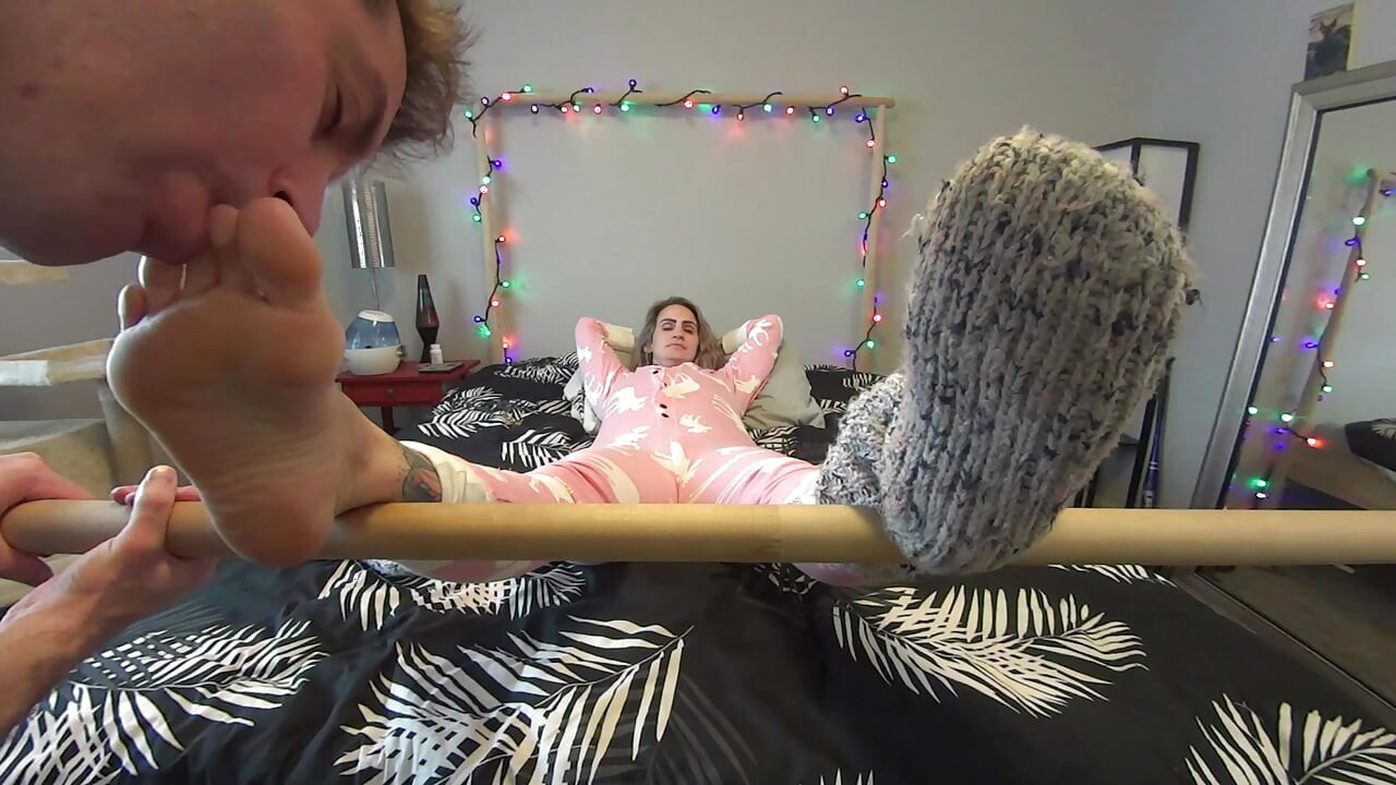 Lucky Guy Moth Fucks His Step Mom's Soft Plump Perfect Wrinkled Soles