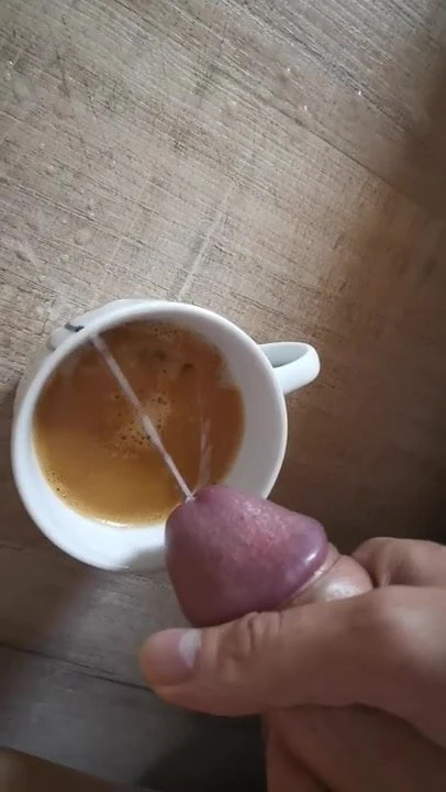 Der Nachbarin in den Kaffee gewichst