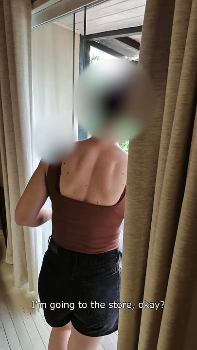 Schockierte stiefmutter erwischt stiefsohn beim auf dem balkon, hilft ihm aber beim beenden