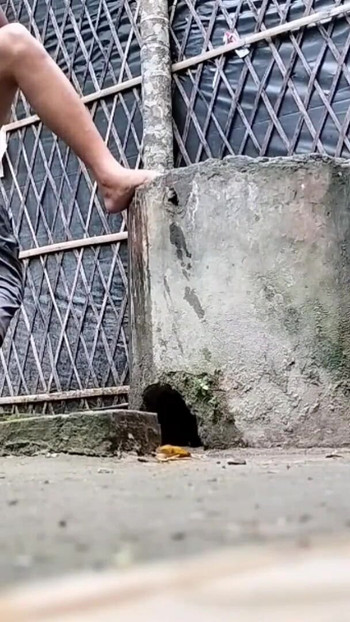 Zapanjujući trenutak iz filma "Indijska XXX žena jebana na otvorenom (službeni video Villagesex91)"
