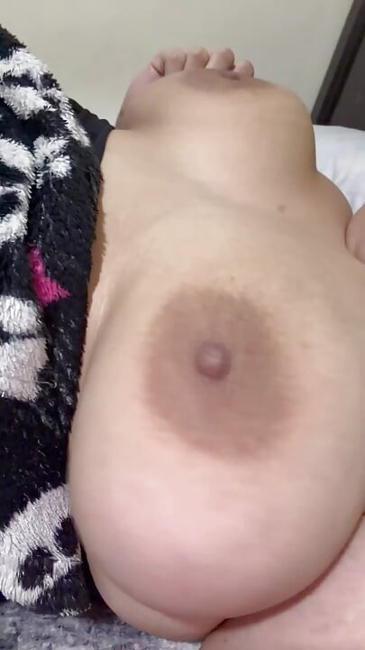 Mamá rebota y juega con sus enormes tetas