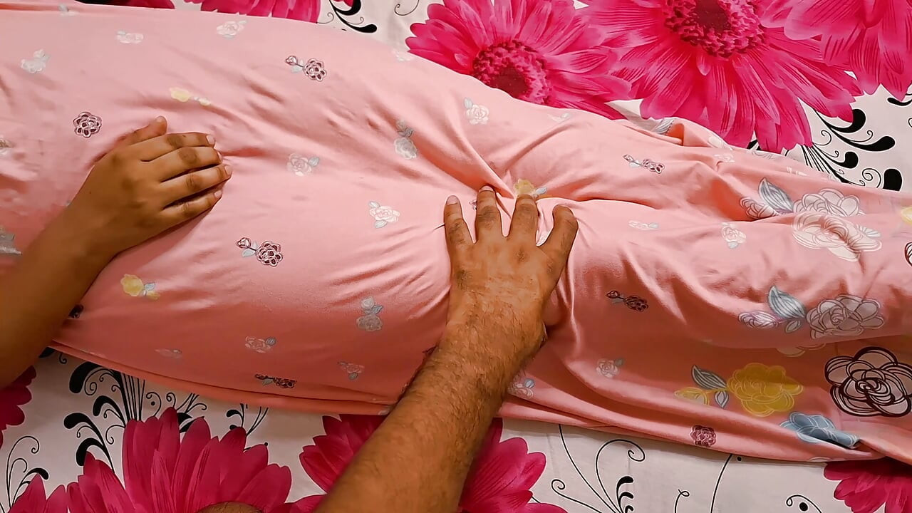 Bengali bhabhi cần được nhẹ nhõm - Mát-xa Người Ấn biến thành tình dục rên rỉ thực sự!