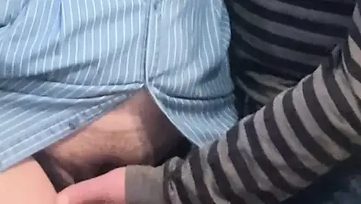 Cewek hot ini ngebiarkan aku ngusap memeknya yang berbulu