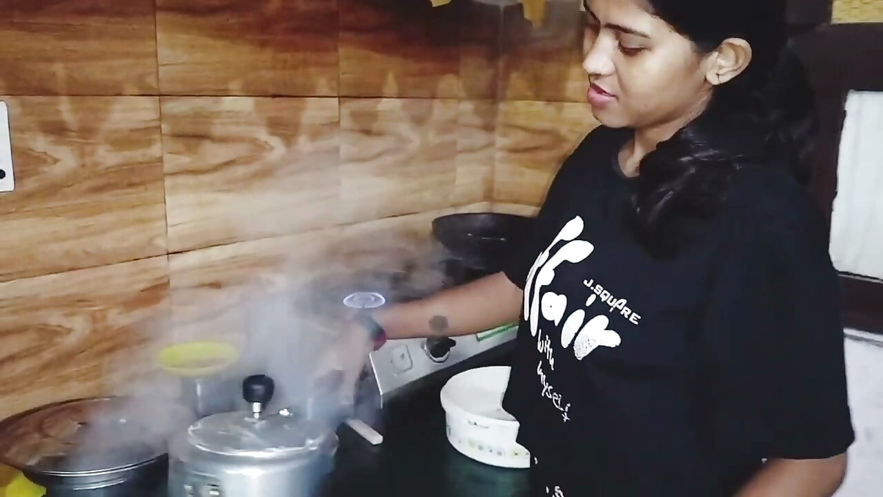 18+ Napaljena cura prvi put doživljava seks - Desi indijska seoska cura