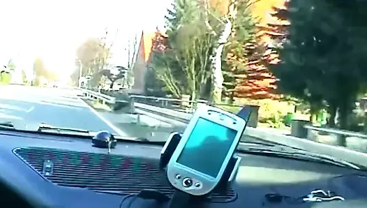 Sarışın yarak emiyor ve arabada ıslak amcığını gösteriyor