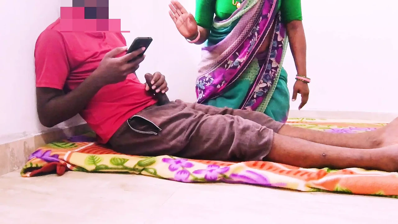 印度纱丽性爱足够继母操继子大鸡巴。泰卢固肮脏的谈话。